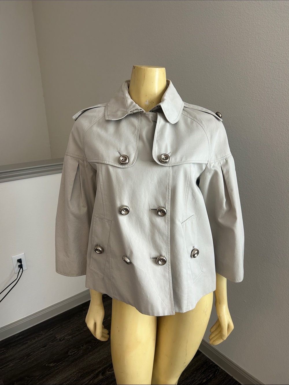 Beautiful Women’s Burberry tan Double-Breasted dress Trench Jacket size 10